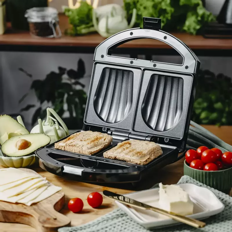 Sendvičovač Adler AD 3069 – kompaktný stolný lis na sendviče, 750 W, 2 sendviče, čierny