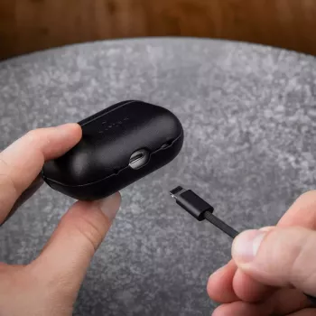 Ochranné puzdro z kože FIXED FIXLPM-999-BK pre slúchadlá s podporou MagSafe, čierne