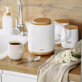 Elektrická rýchlovarná kanvica Adler AD 1304 — 1 l, 1200 W, keramické puzdro, sklopné veko, 360° otočná základňa, biela