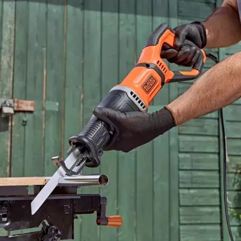 Šabľová píla Black & Decker BES301