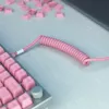 Spirálový kábel USB GLORIOUS GMMK Pixel Pink 1,5m – odnímateľný spirálový kábel pre klávesnice