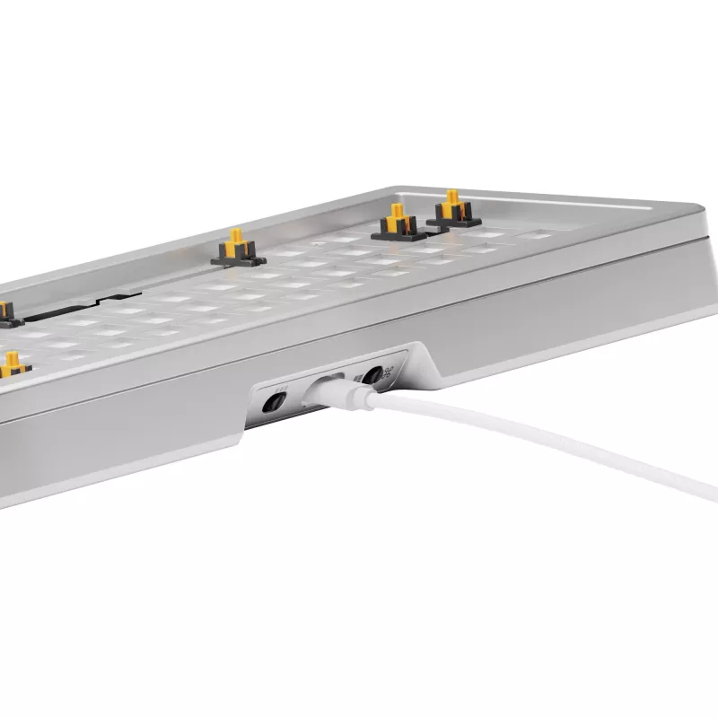 Mechanická klávesnica GLORIOUS GMMK 3 PRO 65% Barebones káblová strieborná — 65% USB RGB, 2 m kábel