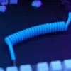 Špirálový kábel USB GLORIOUS GMMK Electric Blue — odnímateľný kábel klávesnice, pravouhlé konektory