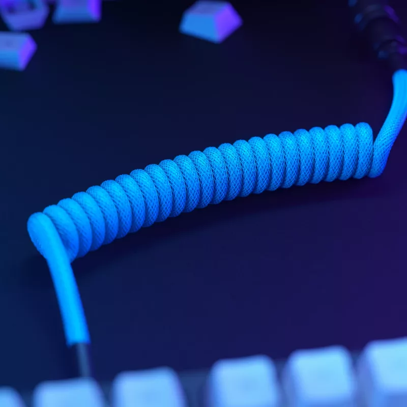 Špirálový kábel USB GLORIOUS GMMK Electric Blue — odnímateľný kábel klávesnice, pravouhlé konektory