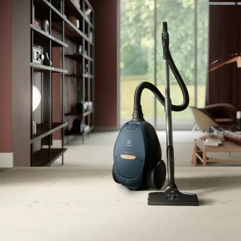 Podlahový vysávač Electrolux PD82-8DB, suché vysávanie, vrecko na prach, 3,5 l, EPA E12, rádius 12 m