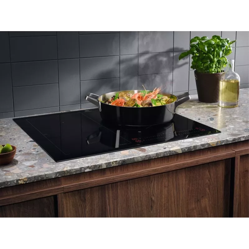 Electrolux Séria 700 EIS62453 čierna vstavaná 60 cm zónová indukčná varná doska 4 zóny