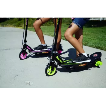Elektrická kolobežka Razor Power Core E90 — 12 V olovená batéria, 16 km/h max., oceľový rám, plné gumové pneumatiky, zaťaženie 54 kg