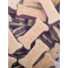 Tréningové maškrty pre psov MACED Cube Cookies Mini Mix 1 kg — sortiment mini kockových keksov, hydinový mix