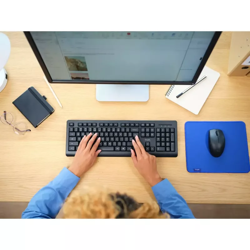 Bezdrôtová sada klávesnice a myši TRUST Primo — Full-Size QWERTY US-anglická klávesnica, RF USB-A prijímač, 1200 DPI optická myš, čierna