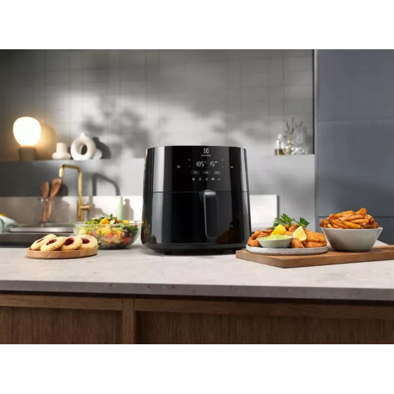 Teplovzdušná fritéza Electrolux EAF5B — 5 l, 1500 W, do 200 °C, 8 programov, dotykové ovládanie, LED displej