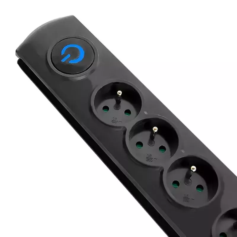 Prepäťová ochrana QOLTEC 50104 — 4 AC zásuvky, 230 V, 1,5 m kábel, čierna