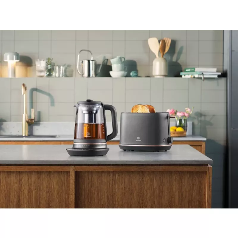 Electrolux E7GK1-8BP kanvica 1,7 l 2000 W čierna, medená