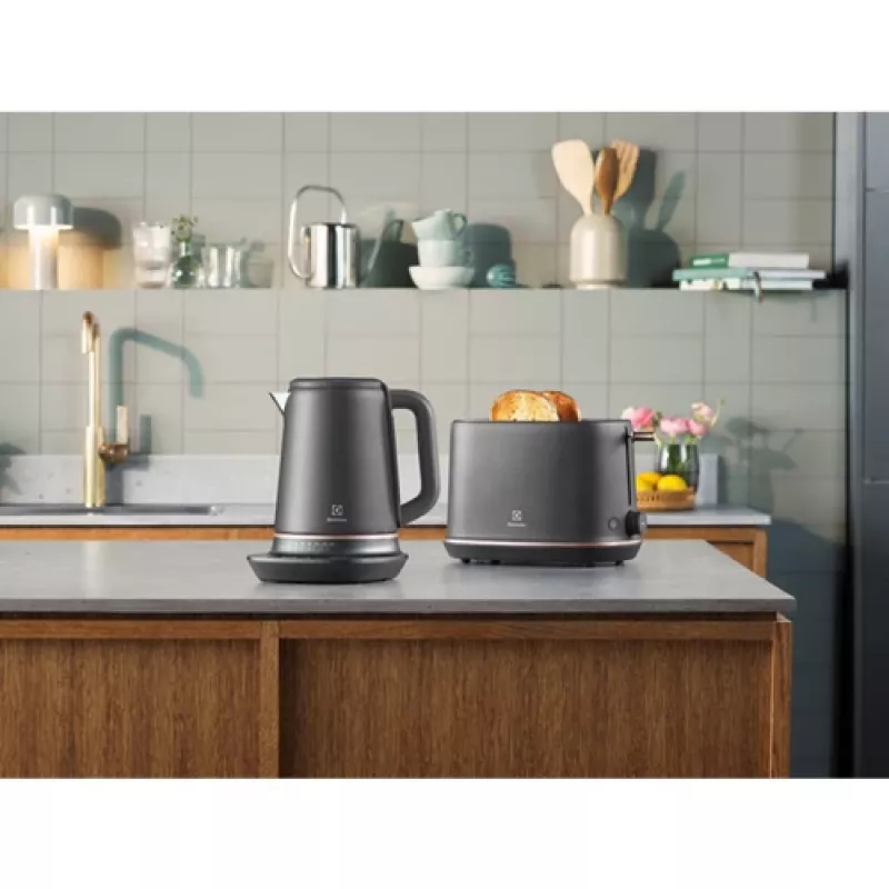 Electrolux E7K16BP kanvica na vodu 1,7 l 2400 W čierna, medená