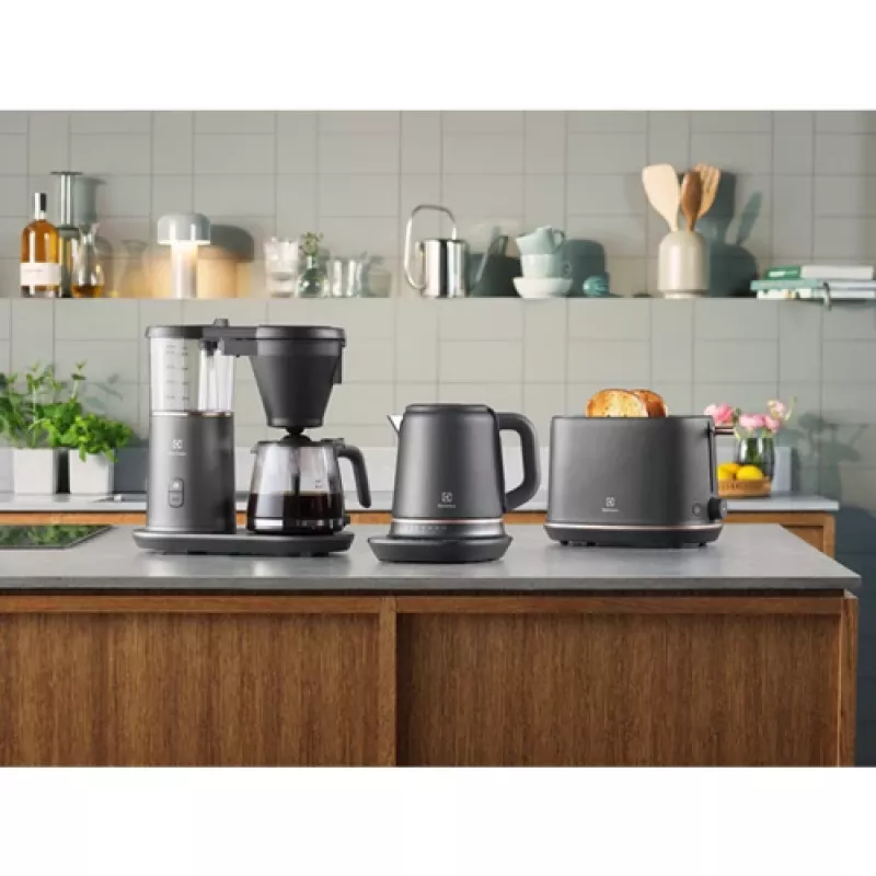 Electrolux E7K16BP kanvica na vodu 1,7 l 2400 W čierna, medená