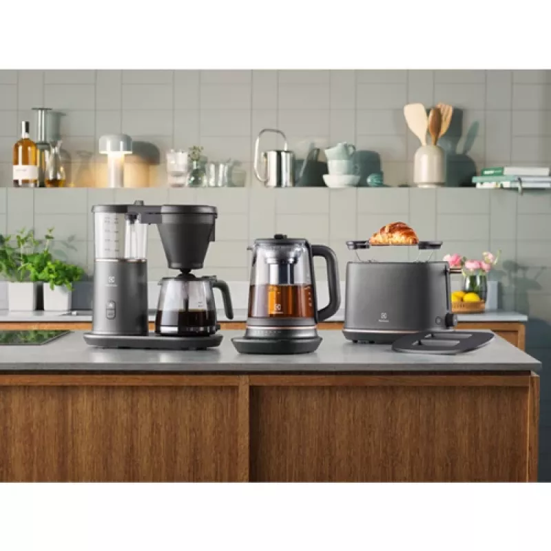 Electrolux E7K16BP kanvica na vodu 1,7 l 2400 W čierna, medená