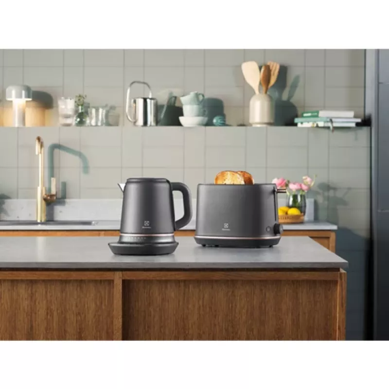 Electrolux E7K16BP kanvica na vodu 1,7 l 2400 W čierna, medená