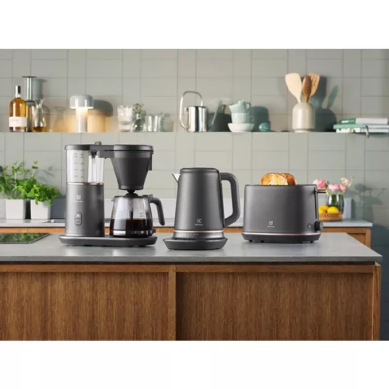 Electrolux E7K16BP kanvica na vodu 1,7 l 2400 W čierna, medená