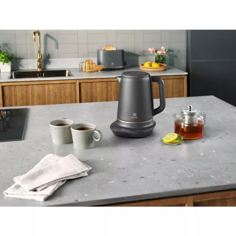 Electrolux E7K16BP kanvica na vodu 1,7 l 2400 W čierna, medená