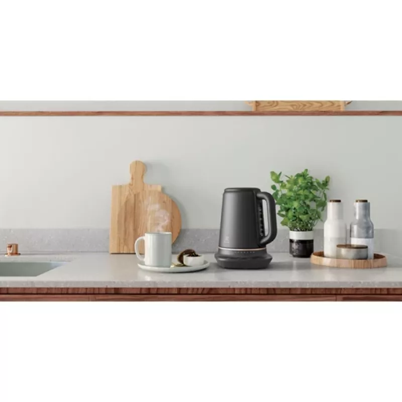 Electrolux E7K16BP kanvica na vodu 1,7 l 2400 W čierna, medená