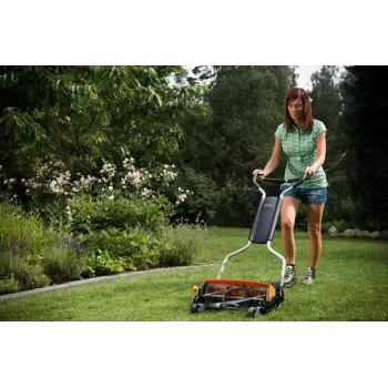 Ručná vretenová kosačka Fiskars 113880 šírka záberu 116,8 cm