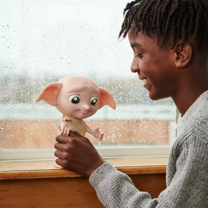 Interaktívna hračka Wizarding World Harry Potter Dobby funkcia rozprávania AAA viacfarebná