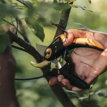 Záhradné nožnice Fiskars Plus PowerLever P721 — Bypass nožnice na konáre a stonky