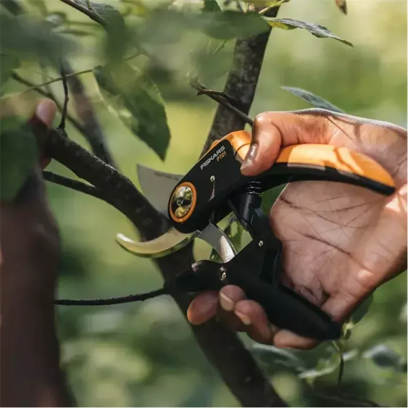 Záhradné nožnice Fiskars Plus PowerLever P721 — Bypass nožnice na konáre a stonky