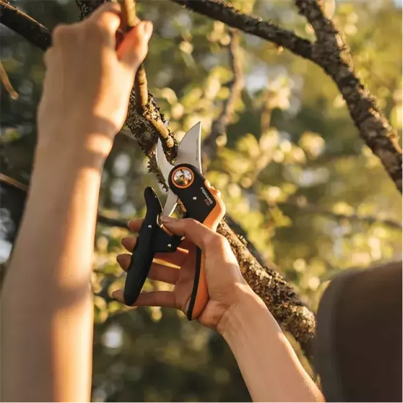 Záhradné nožnice Fiskars Plus PowerLever P721 — Bypass nožnice na konáre a stonky