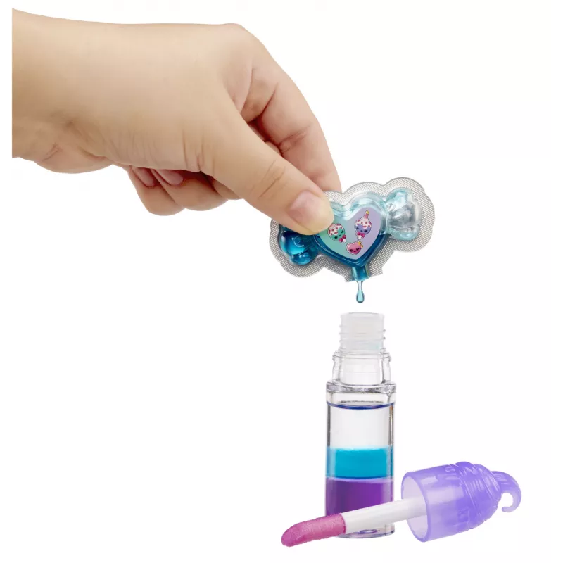MGA Entertainment Yummiland Mystery Lip Gloss bábika - Carly Cakepop