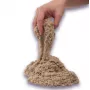 Kinetic Sand, 2 lb hnedý hrací piesok, tvárlivá senzorická hračka pre deti, opakovane uzatvárateľné vrecko (balenie sa môže líšiť), pre deti od 3 rokov