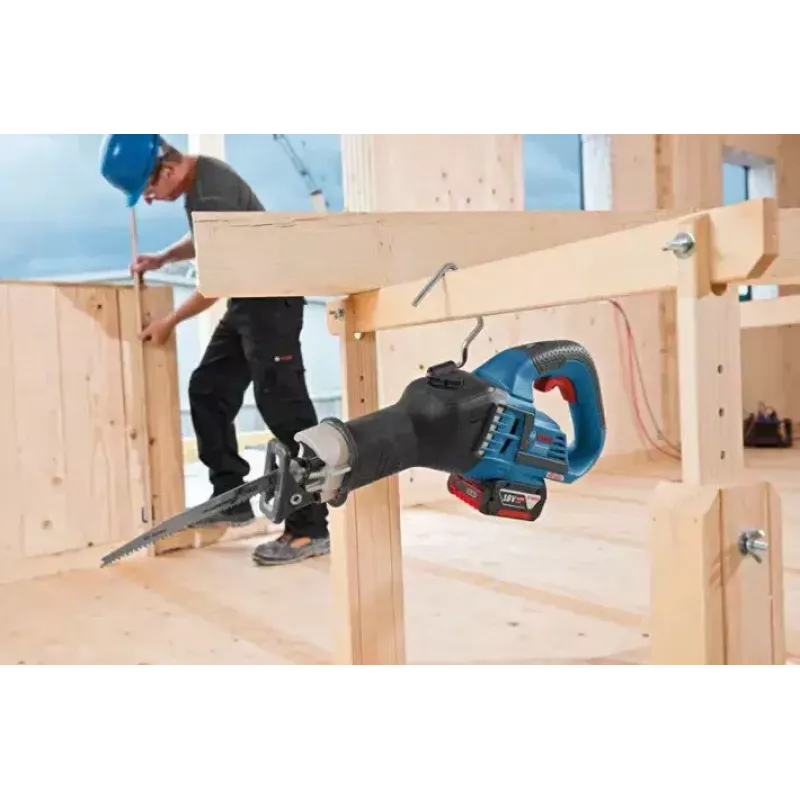Bosch GSA 18V-32 Professional akumulátorová chvostová píla, 18 V, zdvih 32 mm, bez batérie a nabíjačky, v kufríku, modrá/čierna