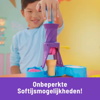 Kinetic Sand, Soft Serve Station, Easter Basket Stuffers, obsahuje 14 oz tvarovateľného piesku na hranie (3 farby), 2 vaflové kornútky a 2 nástroje
