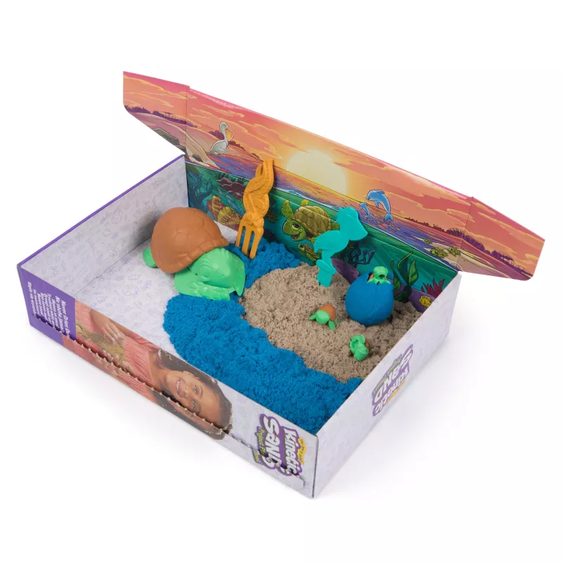 Kinetic Sand, Project Planet Turtle Beach s 397g hracieho piesku, nástrojmi a formičkami, udržateľné ekologické materiály, senzorická hračka pre deti