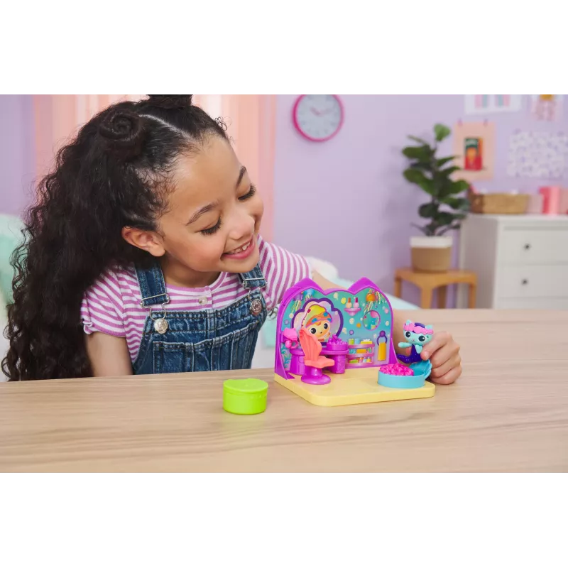 Deluxe Room Playset Spin Master Gabby's Dollhouse – Wellness Room s figúrkou surikaty