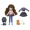 Wizarding World Harry Potter, 8-palcová sada bábiky Brilliant Hermiona Grangerová s 5 doplnkami a 2 outfitmi, hračka pre deti od 6 rokov