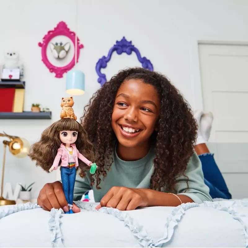 Wizarding World Harry Potter, 8-palcová sada bábiky Brilliant Hermiona Grangerová s 5 doplnkami a 2 outfitmi, hračka pre deti od 6 rokov