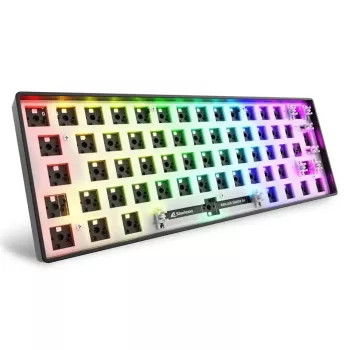 Mechanická kompaktná 60 % klávesnica Sharkoon SKILLER SGK50 S4 — káblové USB, QWERTY nemecké rozloženie, RGB podsvietenie, 1,5 m kábel, čierna