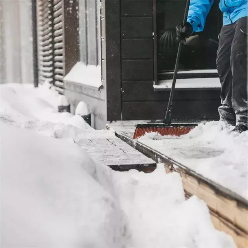 Metla na interiér Fiskars 1025926 mäkké-tvrdé štetiny hliník čierna