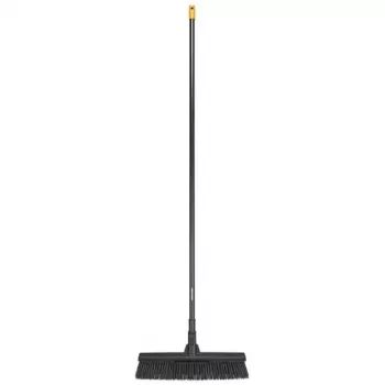 Metla na interiér Fiskars 1025926 mäkké-tvrdé štetiny hliník čierna