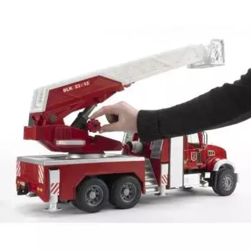 Hasičské auto BRUDER MACK Granite s vodným čerpadlom