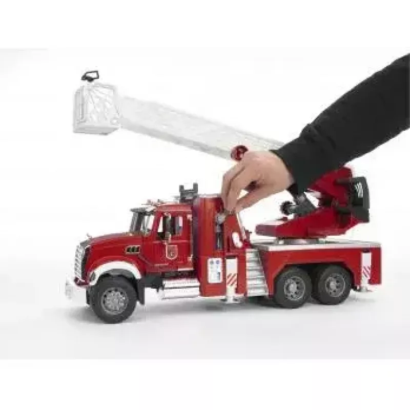 Hasičské auto BRUDER MACK Granite s vodným čerpadlom