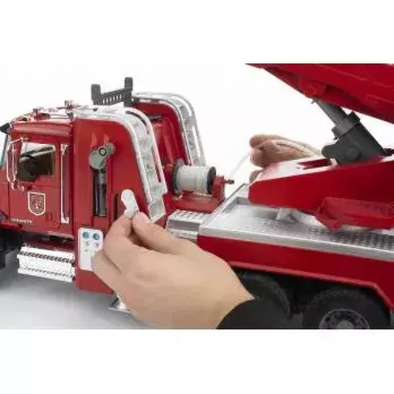 Hasičské auto BRUDER MACK Granite s vodným čerpadlom