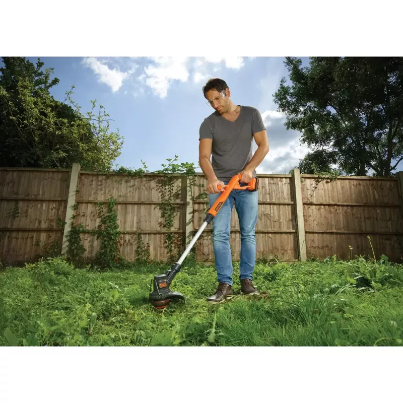 Black & Decker ST182320-QW akumulátorový strunový vyžínač, 18 V, 2,0 Ah Li-Ion, šírka kosenia 25 cm, s akumulátorom a nabíjačkou, oranžový/čierny