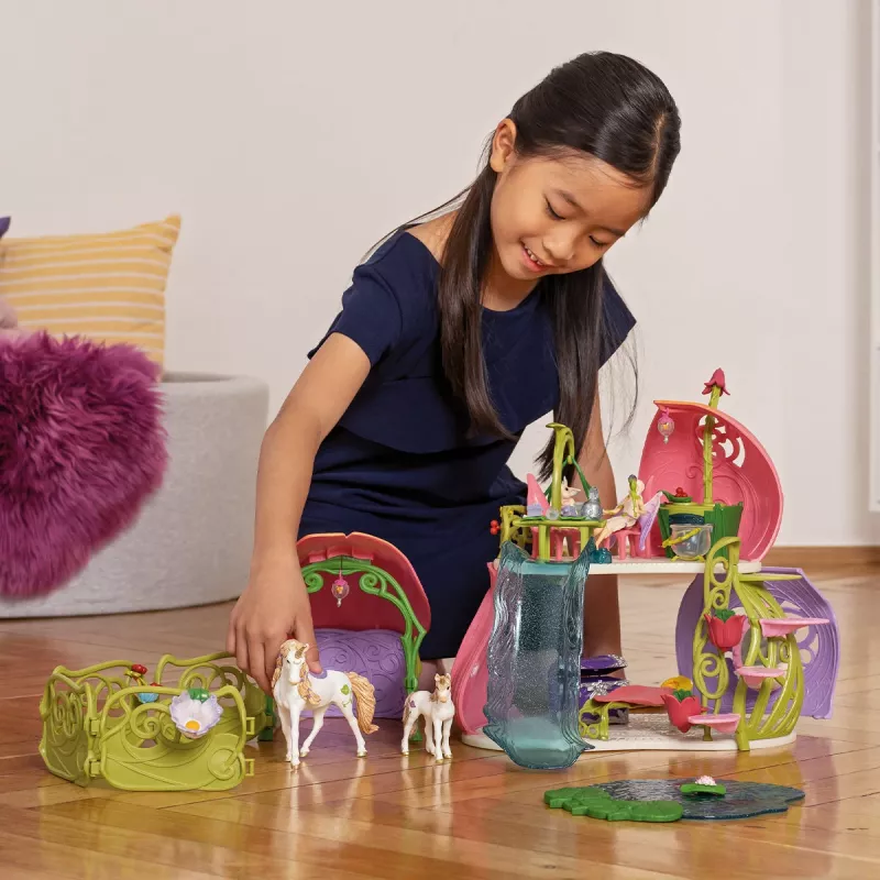 schleich BAYALA Trblietavý kvetinový domček s jednorožcami, jazerom a stajňou