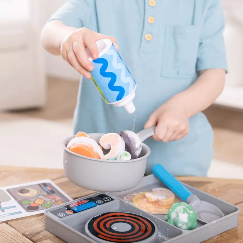Melissa & Doug Simmer & Stir Stovetop hracia sada s Water WOW Color Reveal hračkou na jedlo, predškolská hračka od 3 rokov