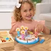 Melissa & Doug narodeninová torta – drevené hračkárske potraviny s dekoráciami na miešanie a 7 sviečkami
