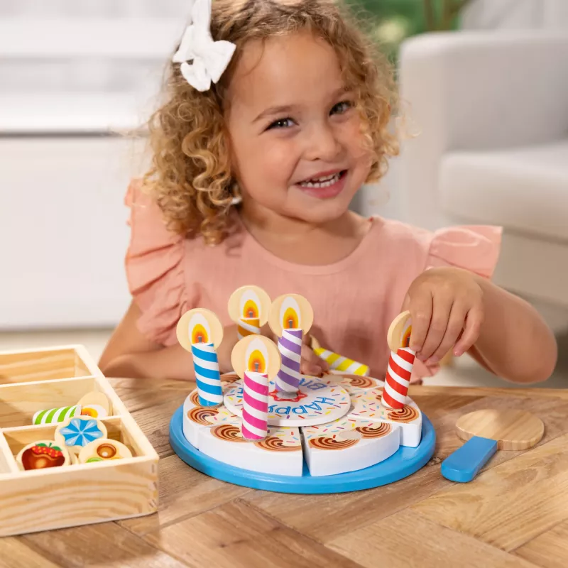Melissa & Doug narodeninová torta – drevené hračkárske potraviny s dekoráciami na miešanie a 7 sviečkami