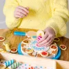 Melissa & Doug narodeninová torta – drevené hračkárske potraviny s dekoráciami na miešanie a 7 sviečkami