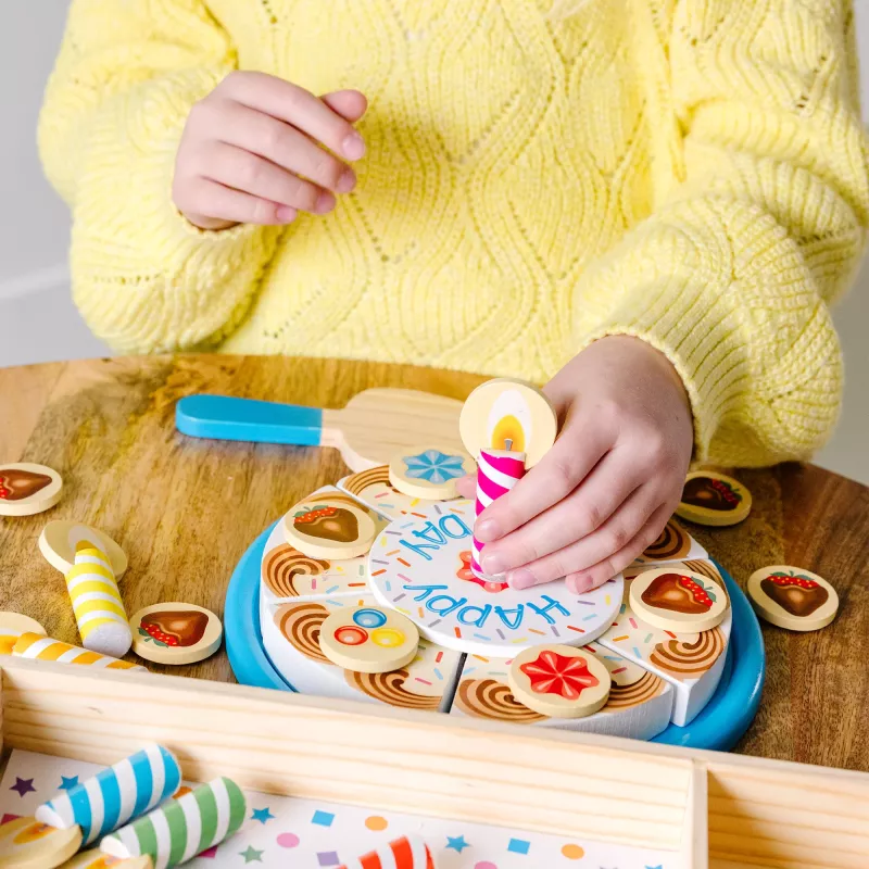 Melissa & Doug narodeninová torta – drevené hračkárske potraviny s dekoráciami na miešanie a 7 sviečkami