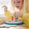 Melissa & Doug narodeninová torta – drevené hračkárske potraviny s dekoráciami na miešanie a 7 sviečkami